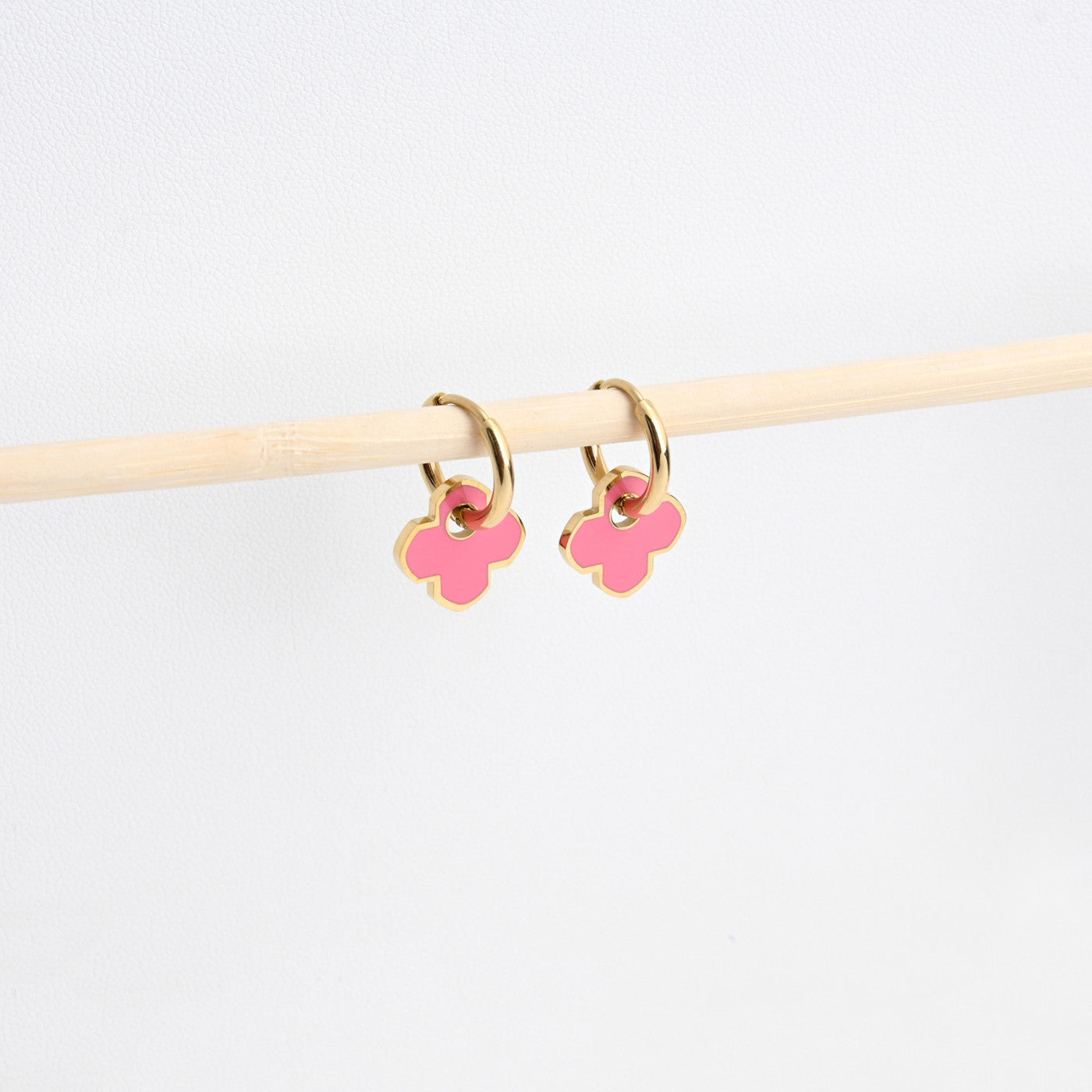 Argolas em aço trevo rosa - L&L Aço