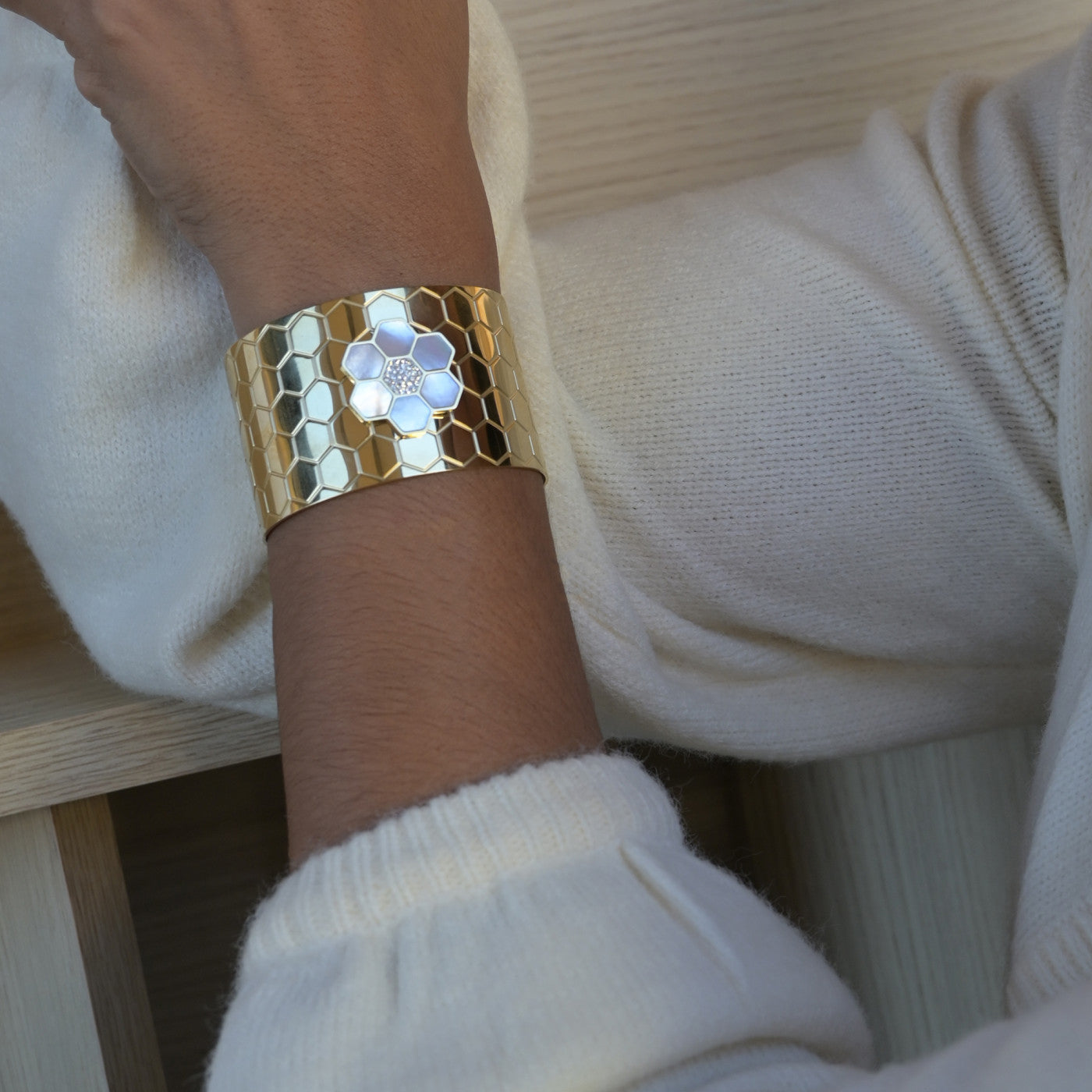 Pulseira ajustável rígida em aço com flor - L&L Aço