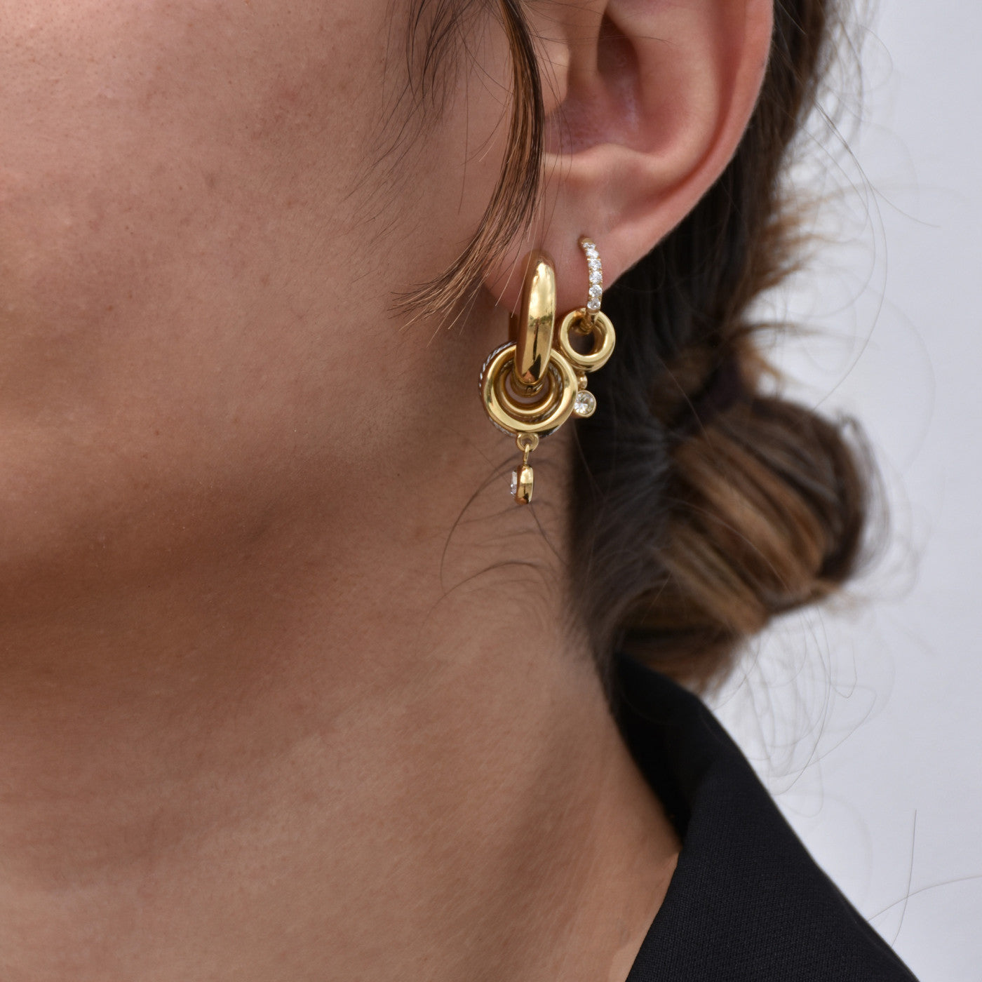 Argolas finas Glamour com pendentes e brilho