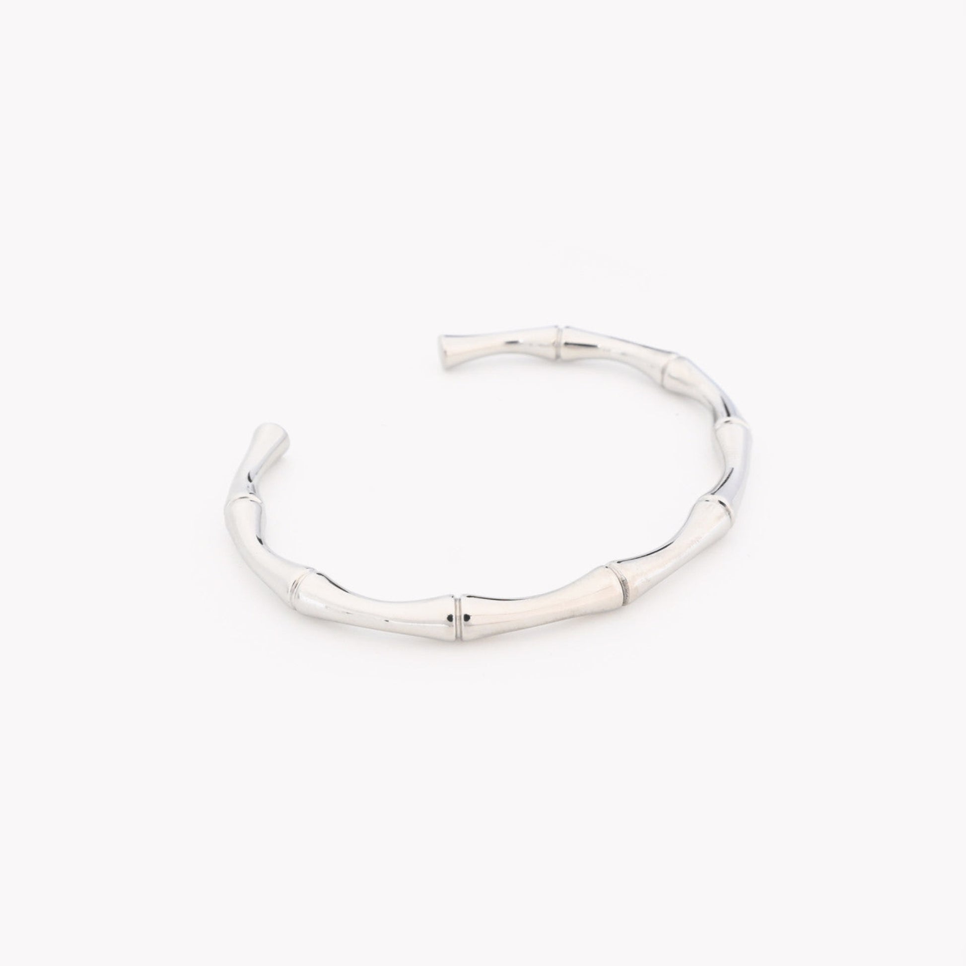 Pulseira em aço bambu rígida prateada exposta em fundo branco - L&L Aço